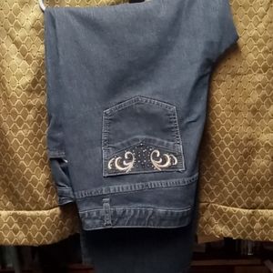 Jeans with embroidery poxkets